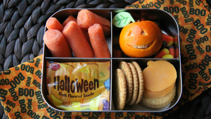 Hot school lunch for kids 💕 Halloween themed 🎃 using our OmieBox 🫶