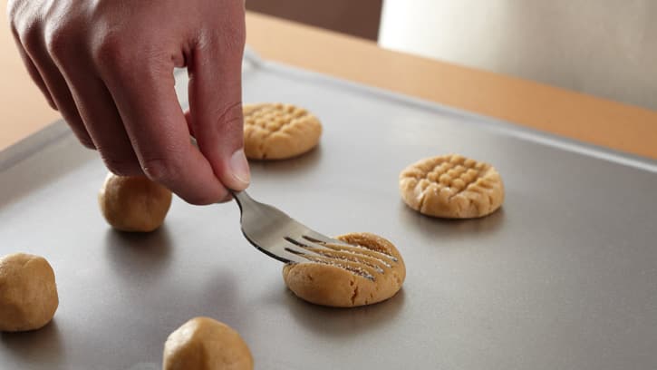 how-to-make-peanut-butter-cookies_02