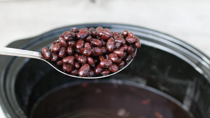 how-to-make-beans-in-a-slow-cooker_hero